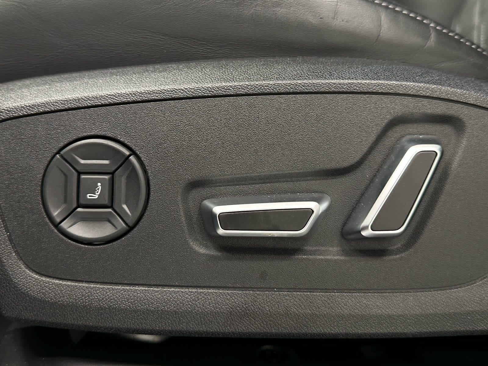 Used 2025 Audi SQ6 e-tron Prestige w/ 21" Black Optic Wheel Package image 12