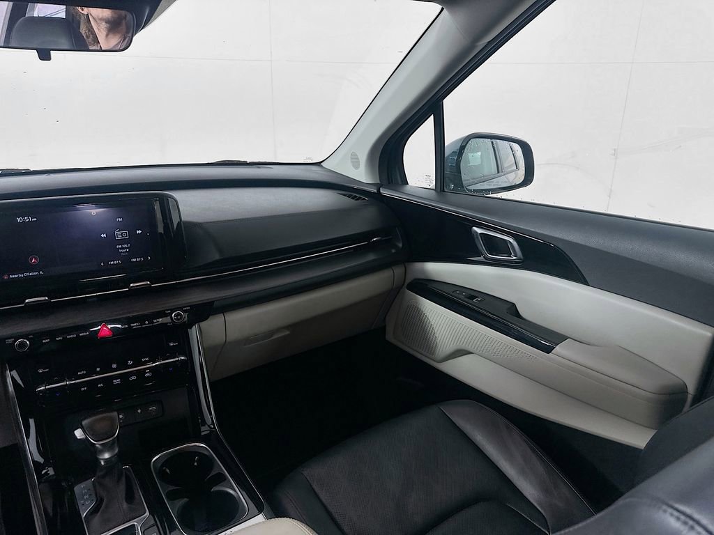 Used 2022 Kia Carnival EX image 24