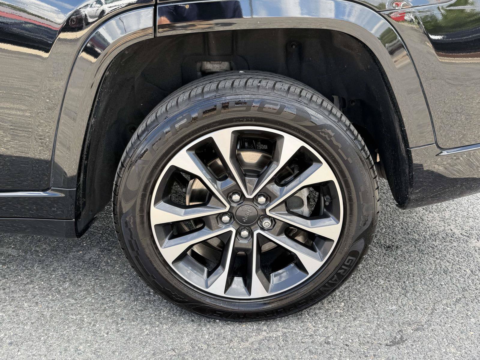 Used 2021 Jeep Grand Cherokee L Overland w/ Luxury Tech Group IV AWD/4WD image 37