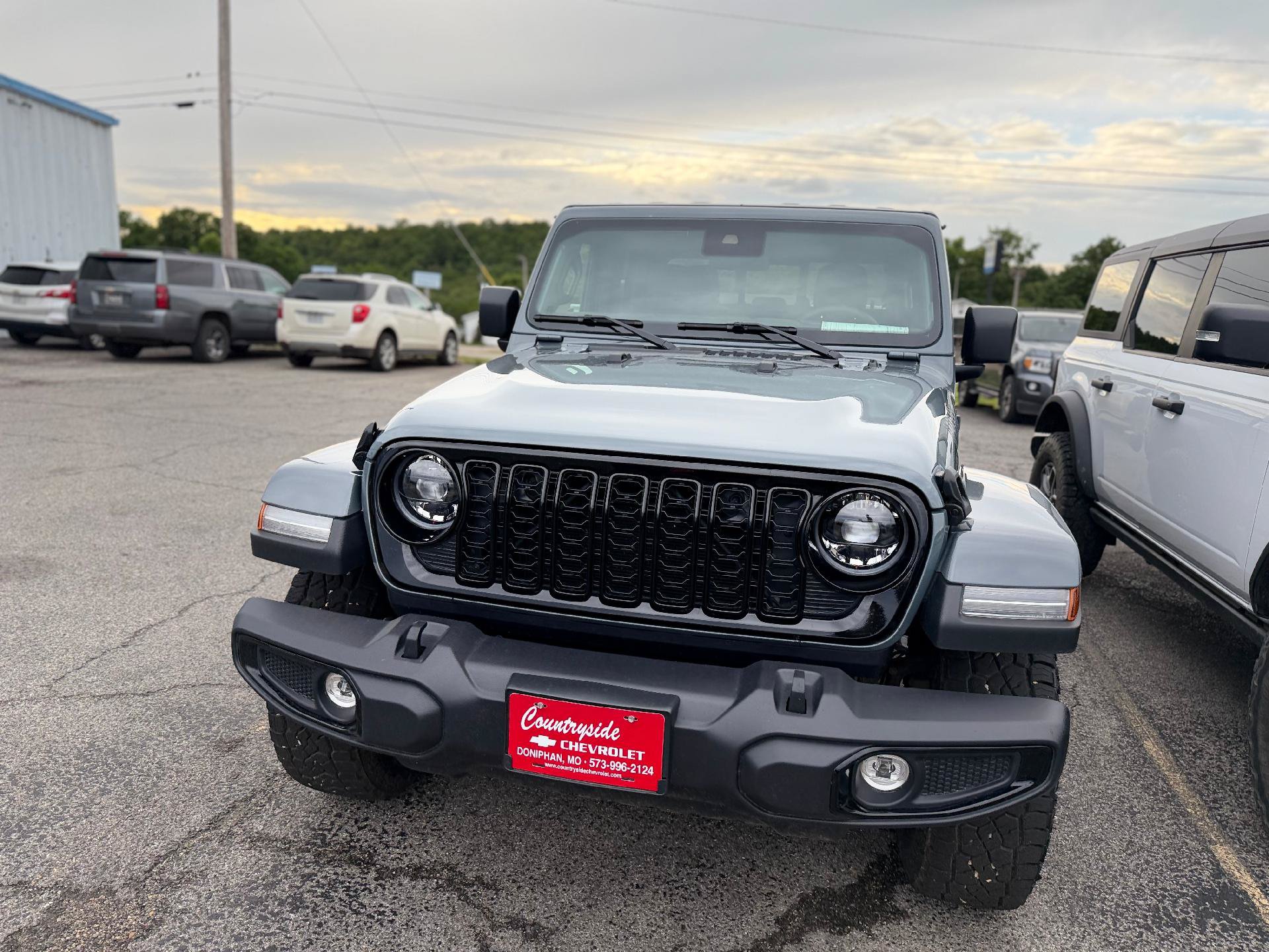 Used 2025 Jeep Gladiator Sport AWD/4WD image 7