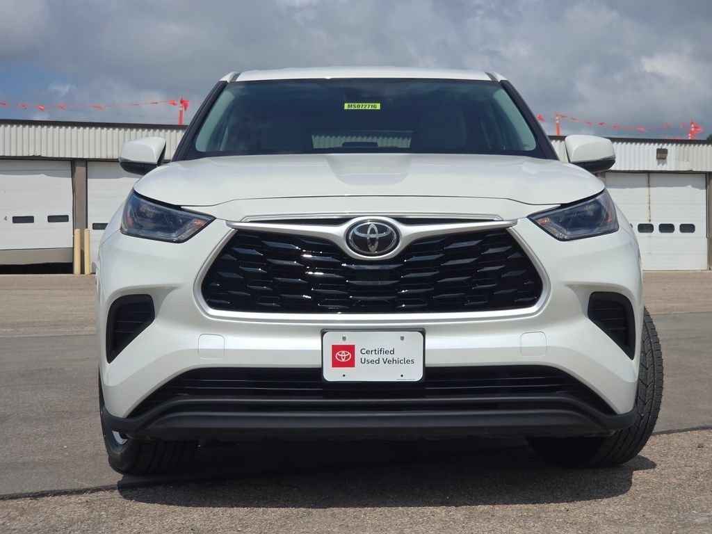 Used 2021 Toyota Highlander L AWD/4WD image 3