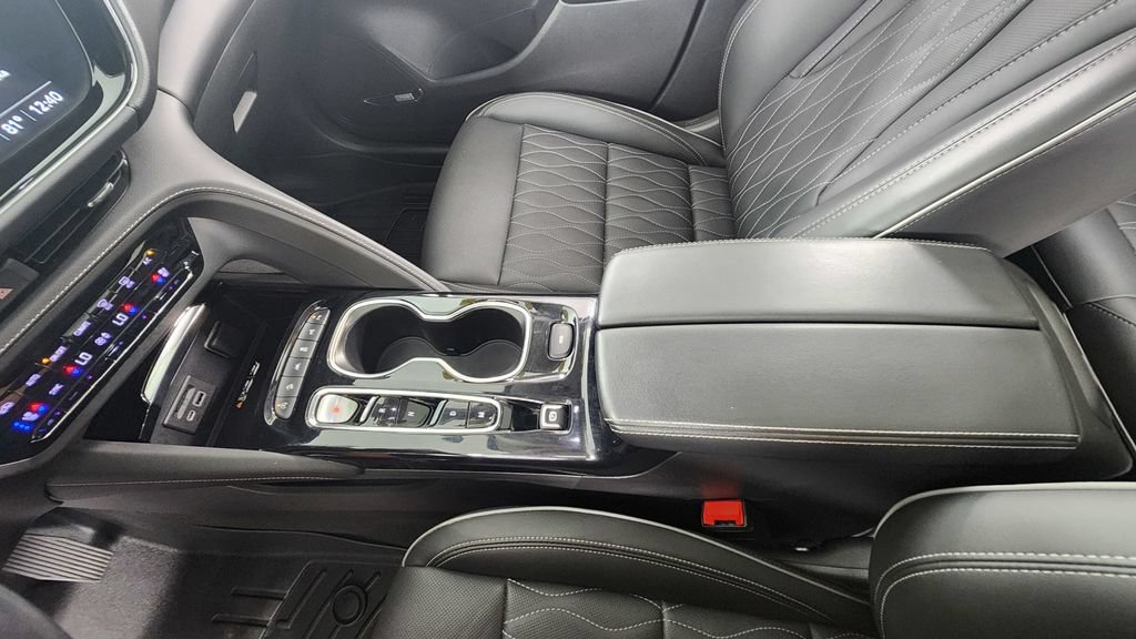 Used 2023 Buick Envision Avenir AWD/4WD image 31