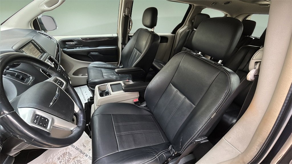 Used 2014 Chrysler Town & Country Touring image 16