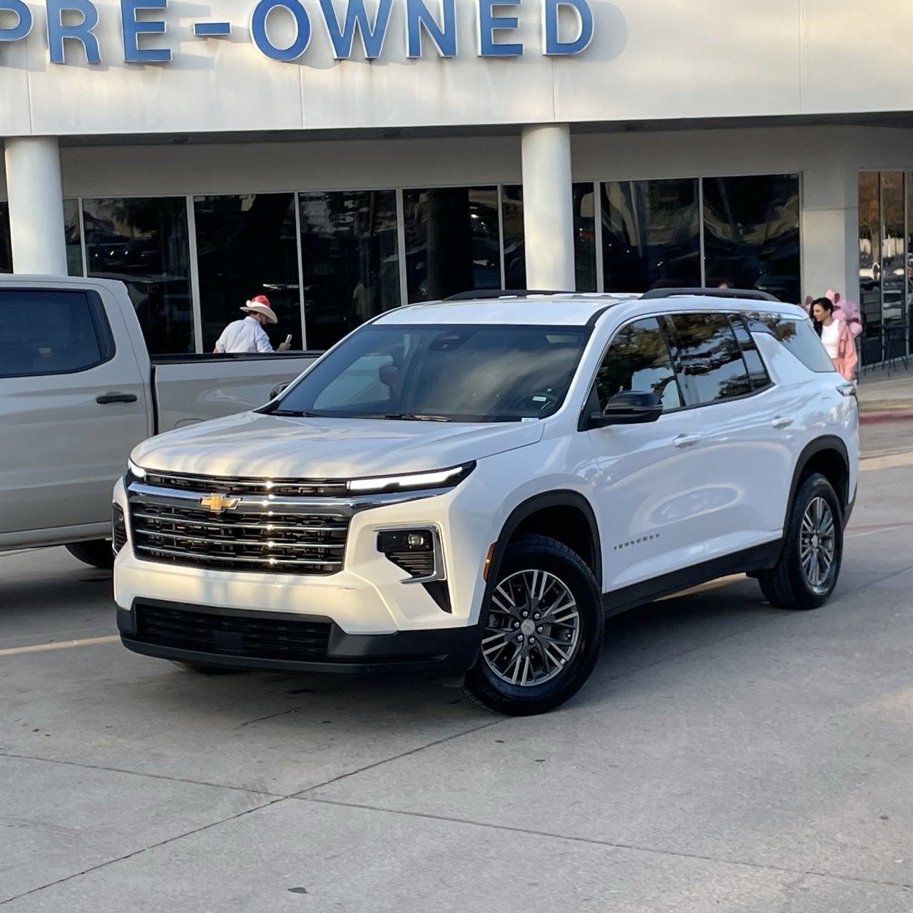 Used 2025 Chevrolet Traverse LT image 8