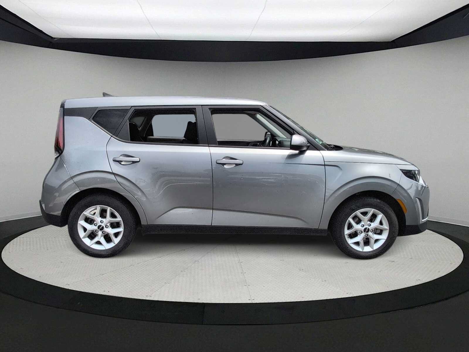 Used 2024 Kia Soul LX w/ Option Group 015 FWD image 9