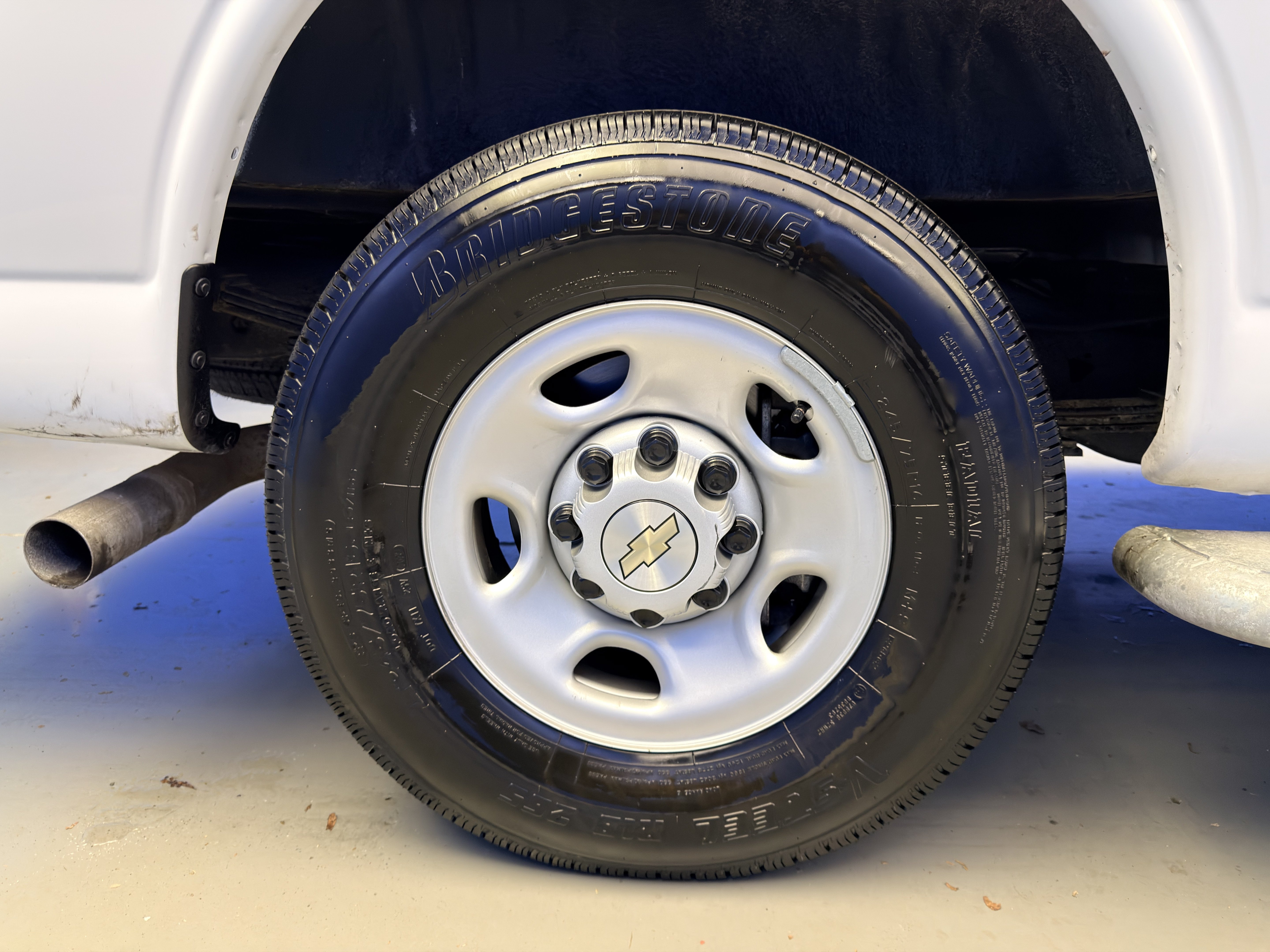 Used 2024 Chevrolet Express 2500 w/ Driver Convenience Package RWD image 9