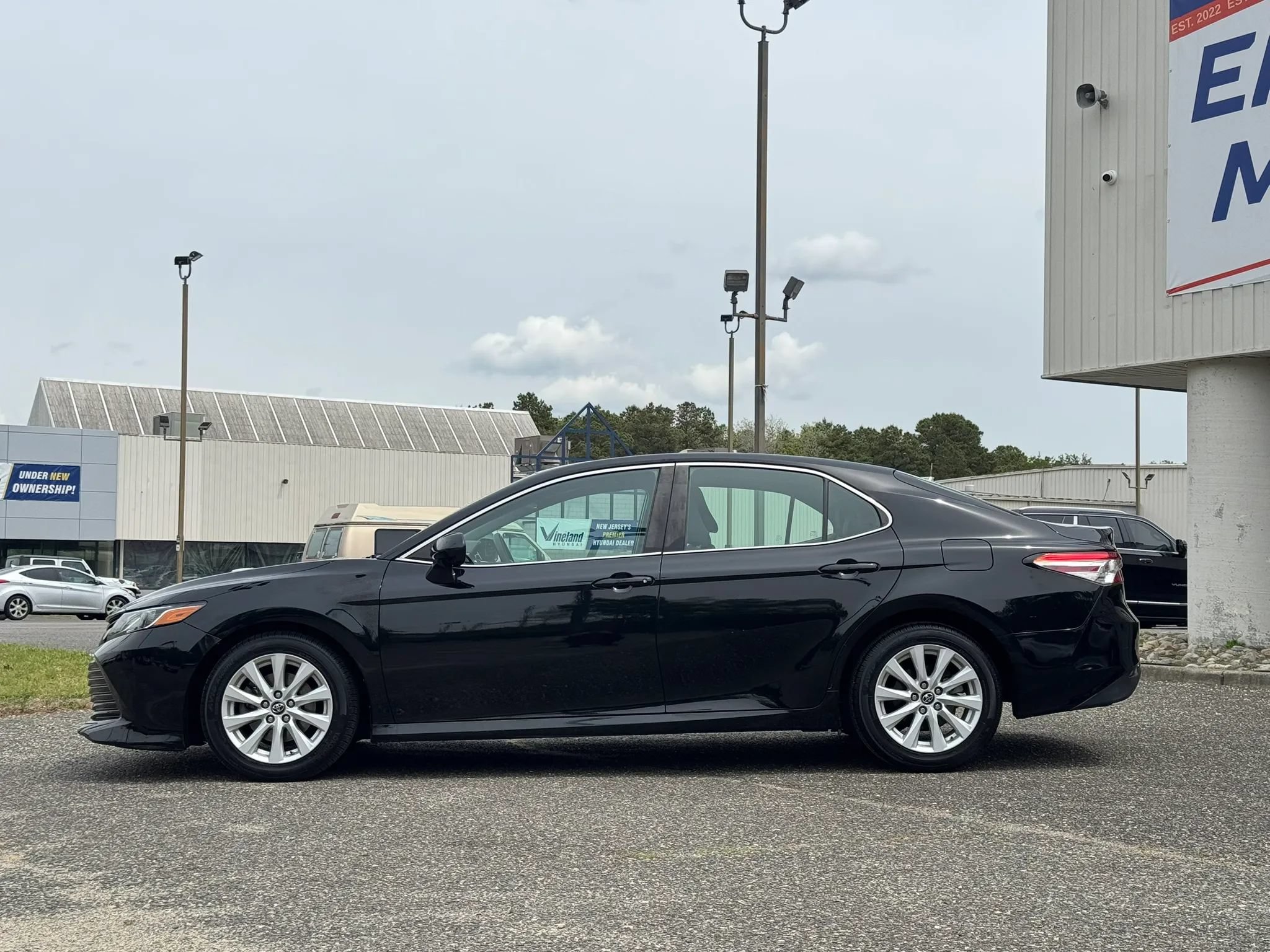 Used 2018 Toyota Camry LE FWD image 2