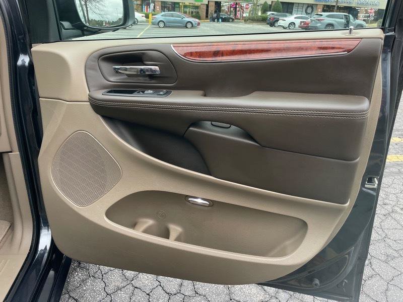 Used 2014 Chrysler Town & Country Touring FWD image 19