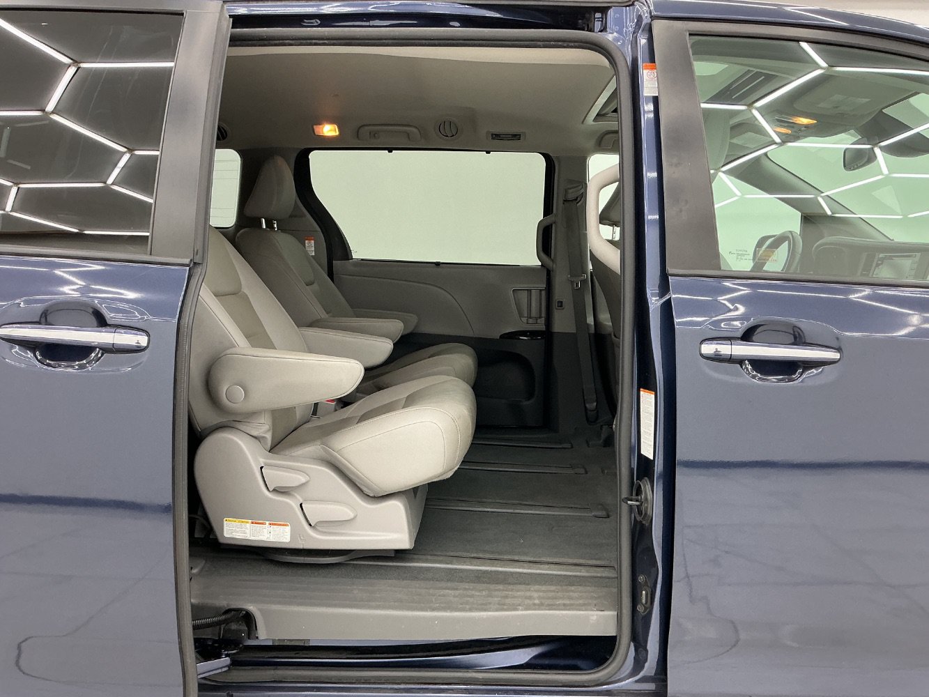 Used 2020 Toyota Sienna XLE AWD/4WD image 21