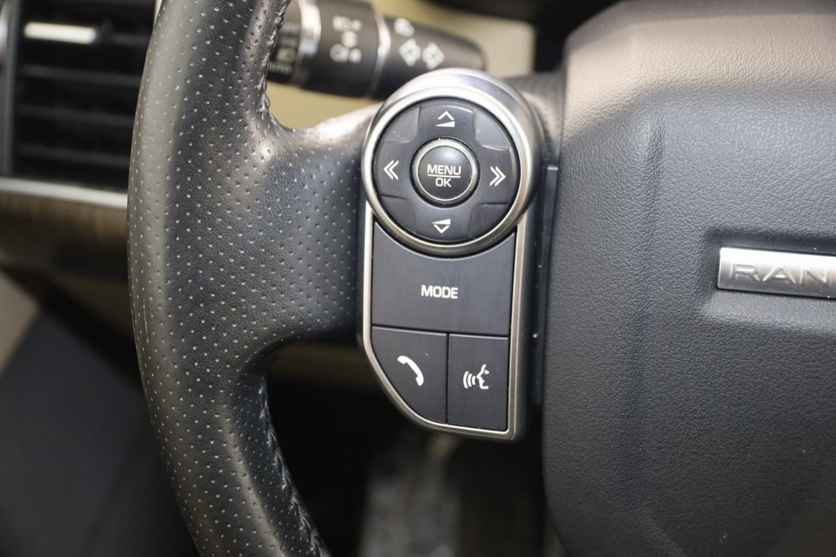 Used 2016 Land Rover Range Rover Sport SE image 32