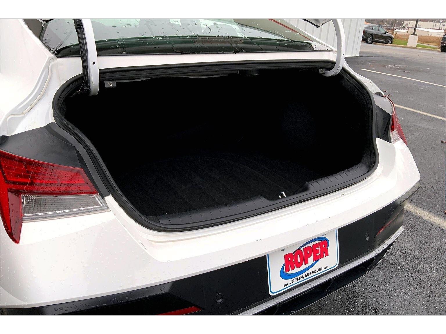 Used 2024 Hyundai Elantra Limited image 27