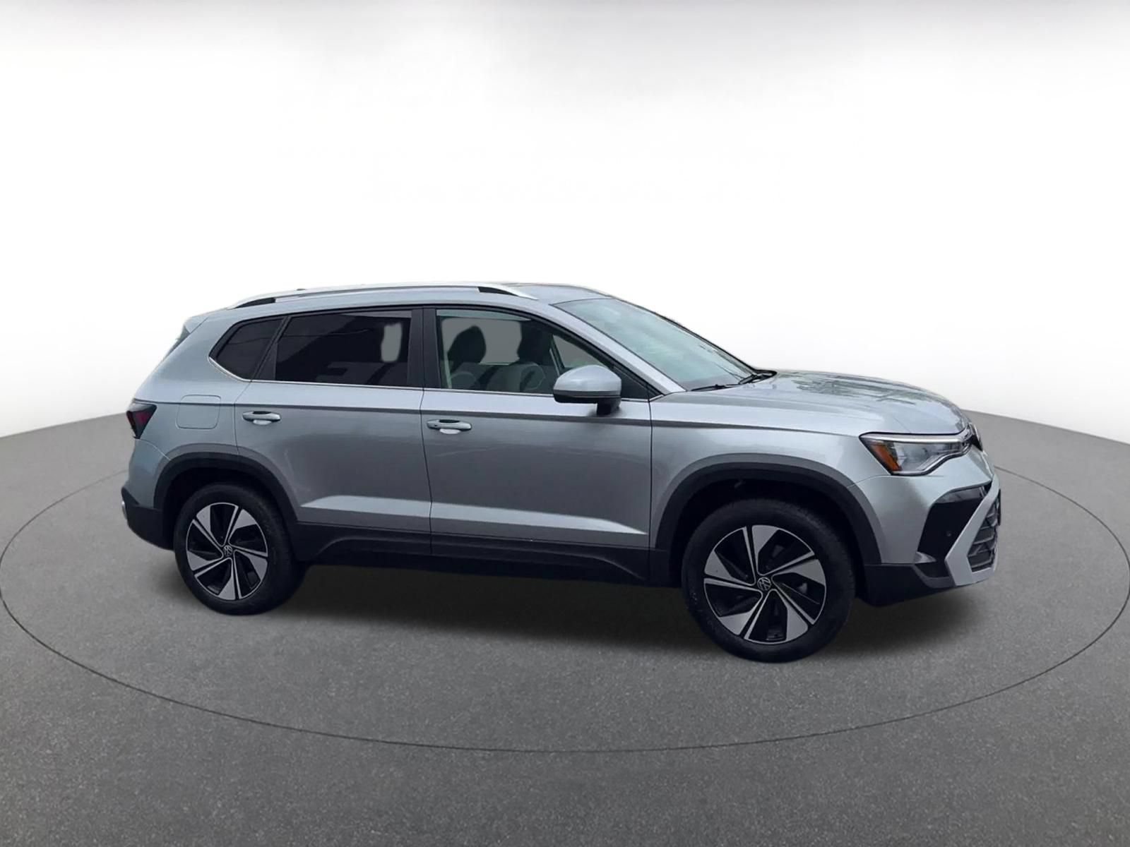 Used 2026 Volkswagen Taos SE AWD/4WD image 2