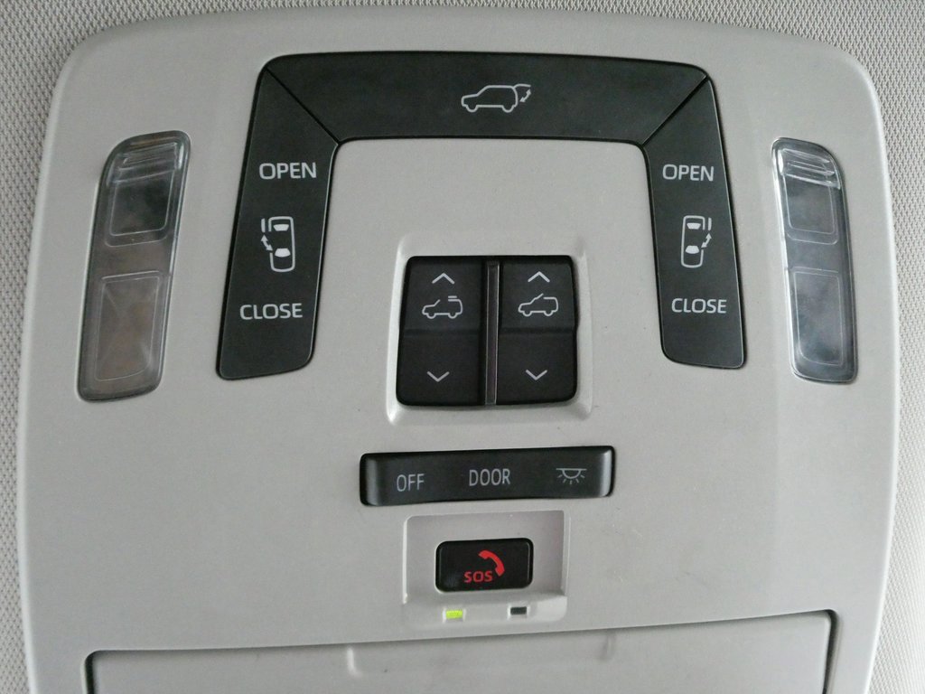 Used 2023 Toyota Sienna XLE image 19