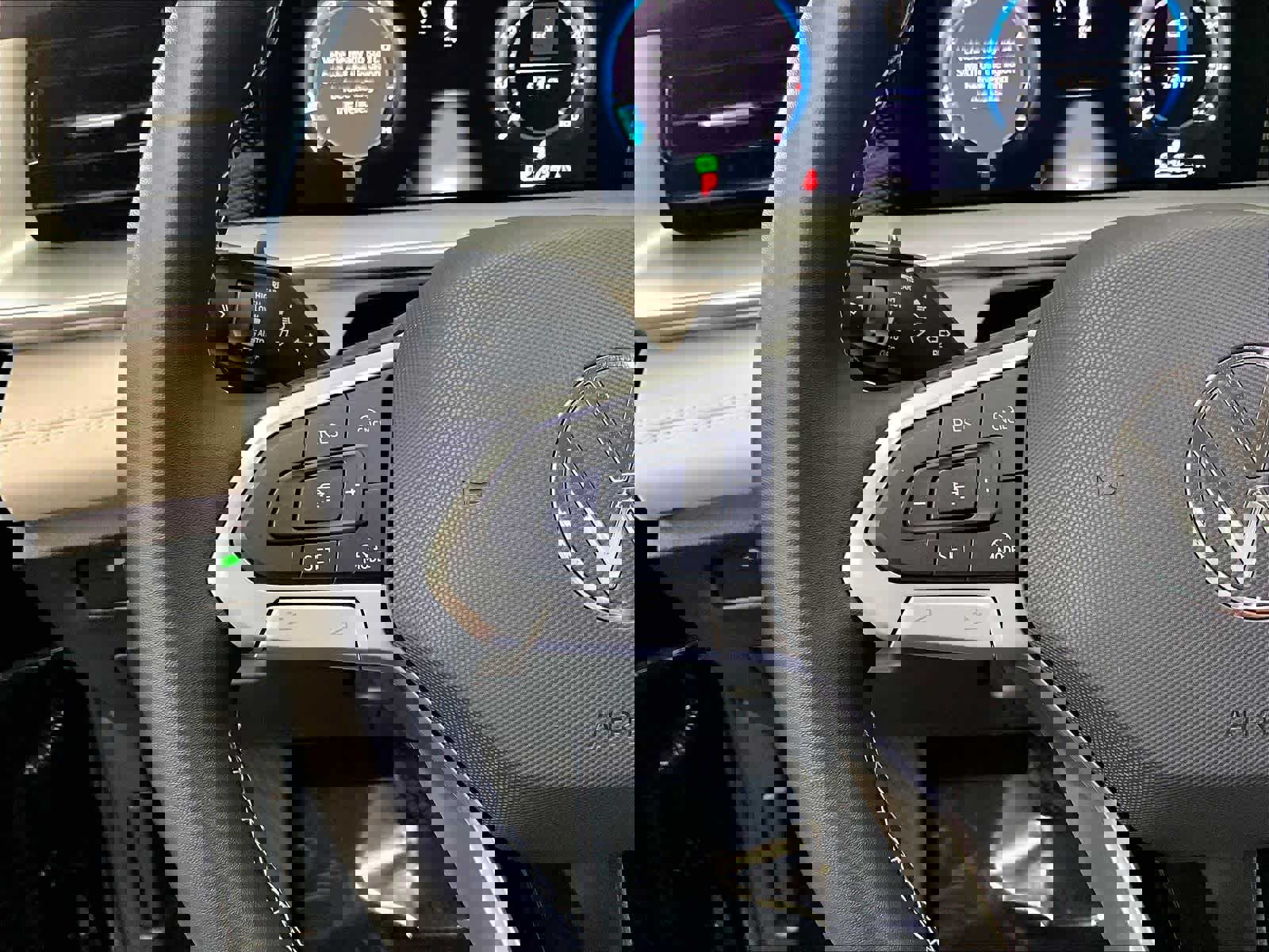 Used 2025 Volkswagen Tiguan SE image 21