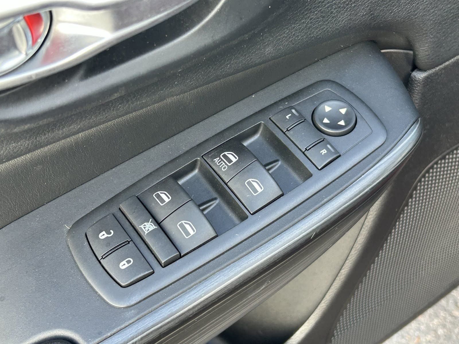 Used 2015 Jeep Cherokee Trailhawk w/ Comfort/Convenience Group AWD/4WD image 25