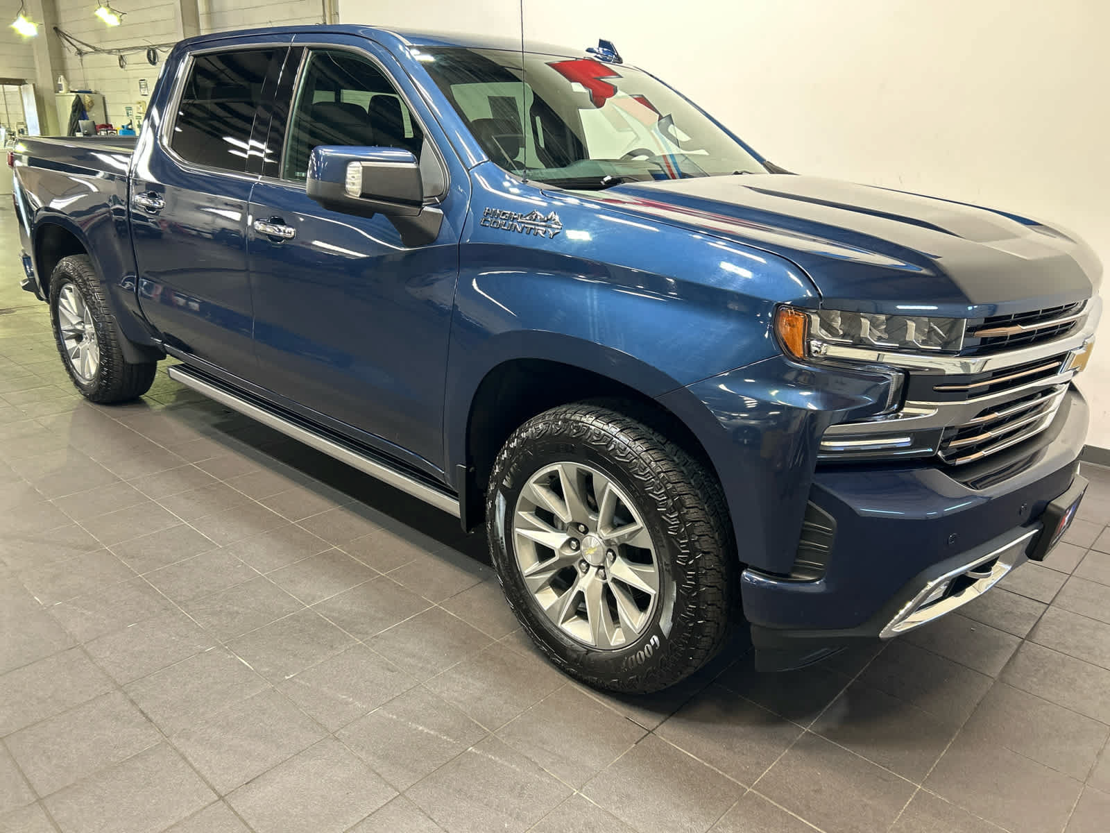 Used 2019 Chevrolet Silverado 1500 High Country w/ Technology Package AWD/4WD image 2