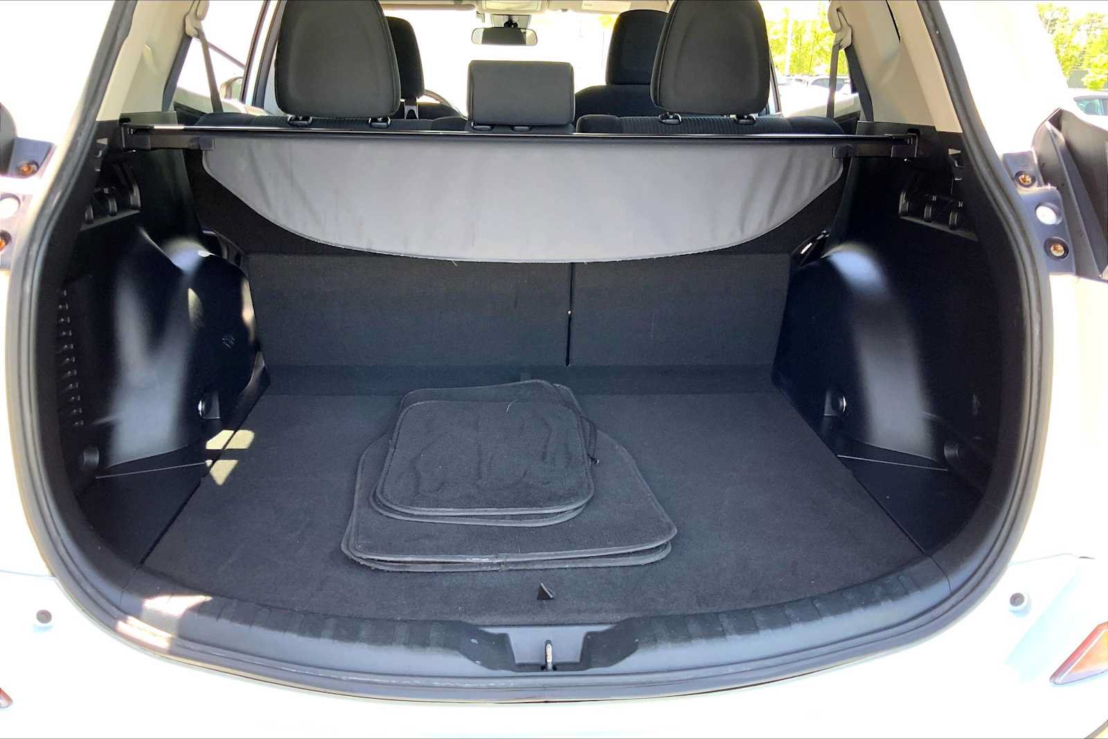 Used 2018 Toyota RAV4 LE AWD/4WD image 33