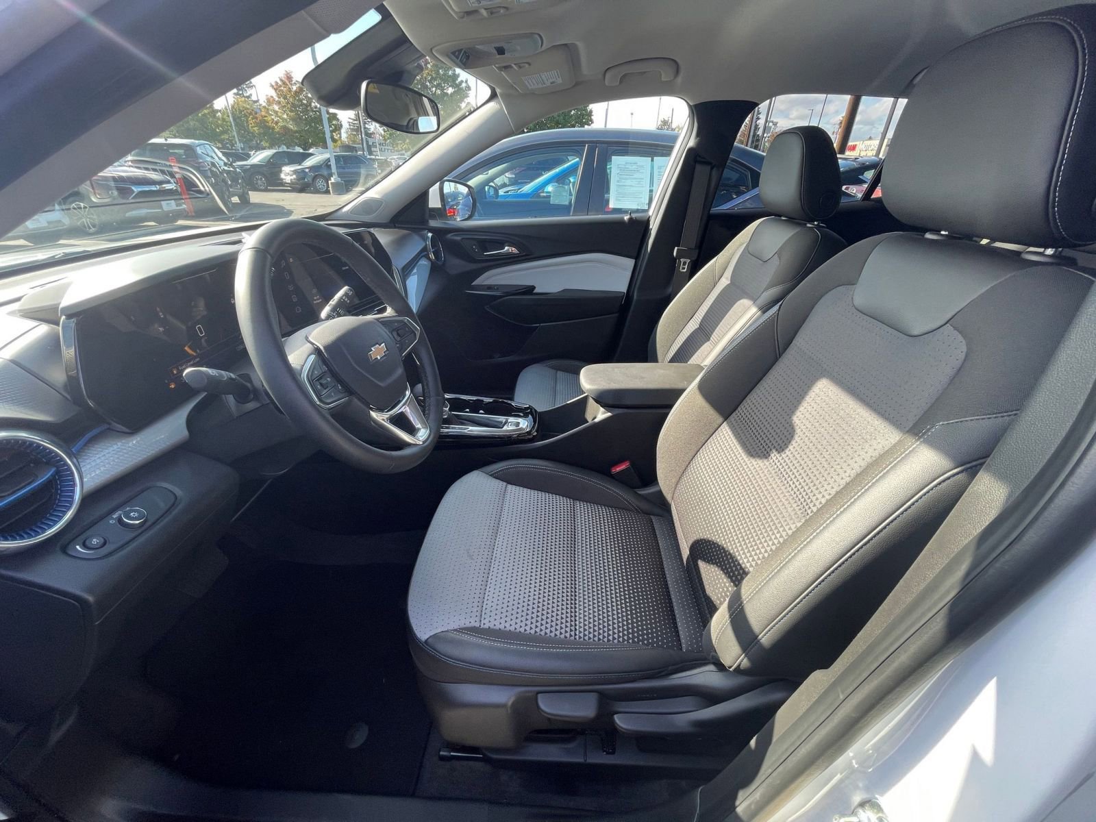 Used 2025 Chevrolet Trax LT w/ LT Convenience Package image 23