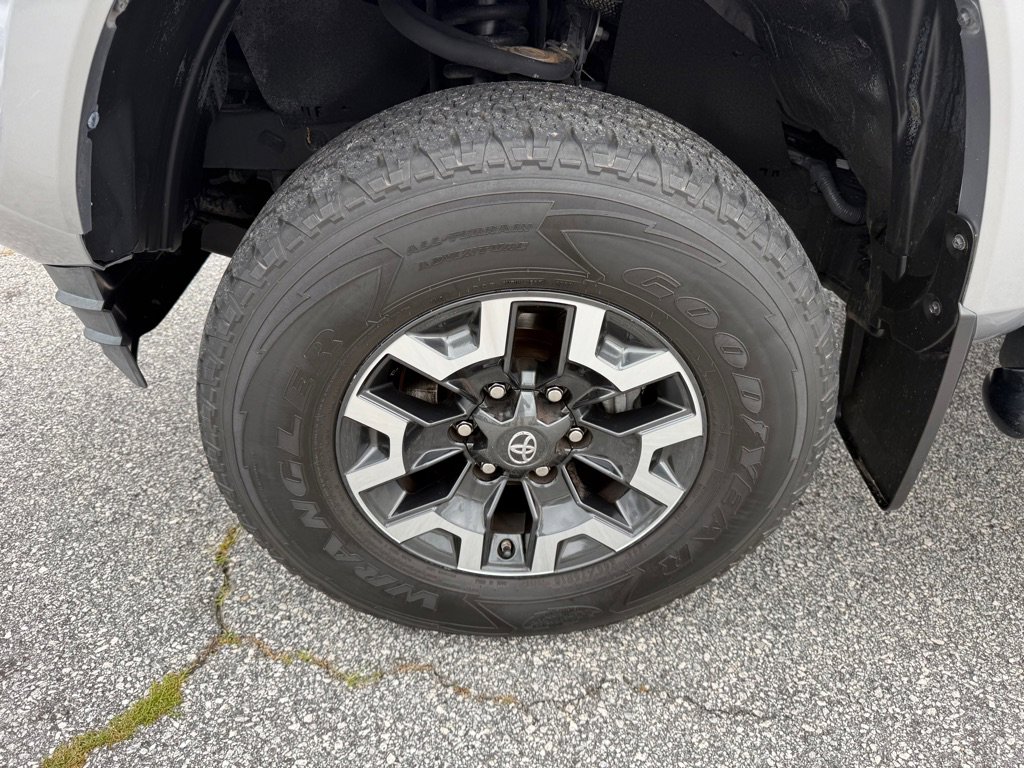 Used 2019 Toyota Tacoma SR5 AWD/4WD image 17