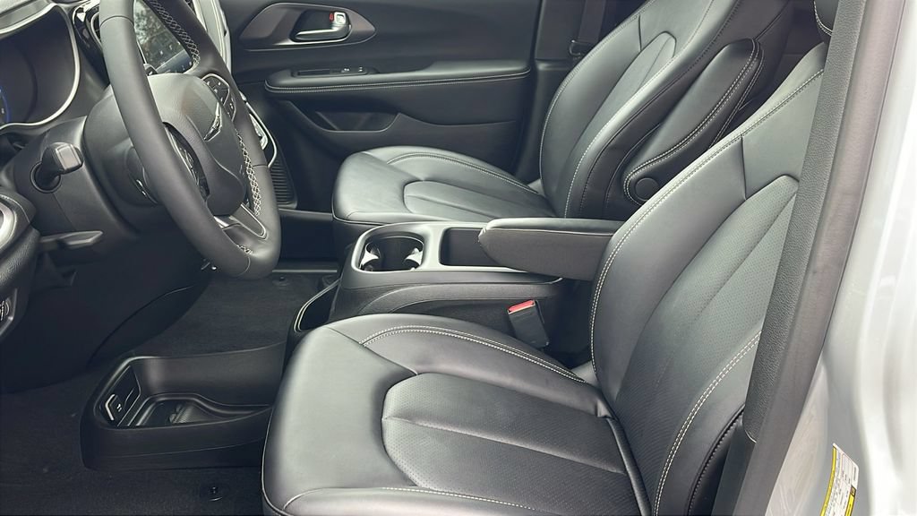 Used 2026 Chrysler Pacifica Select FWD image 24