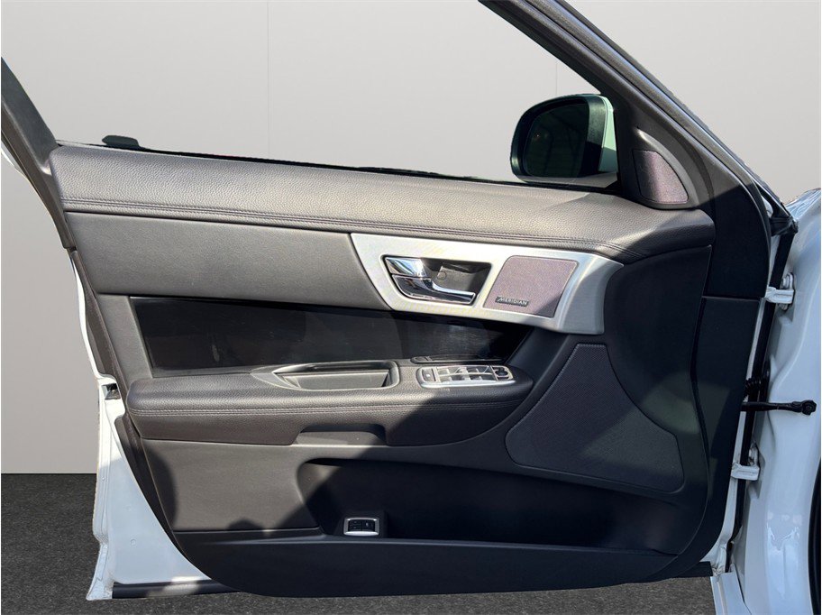 Used 2015 Jaguar XF Sport image 22