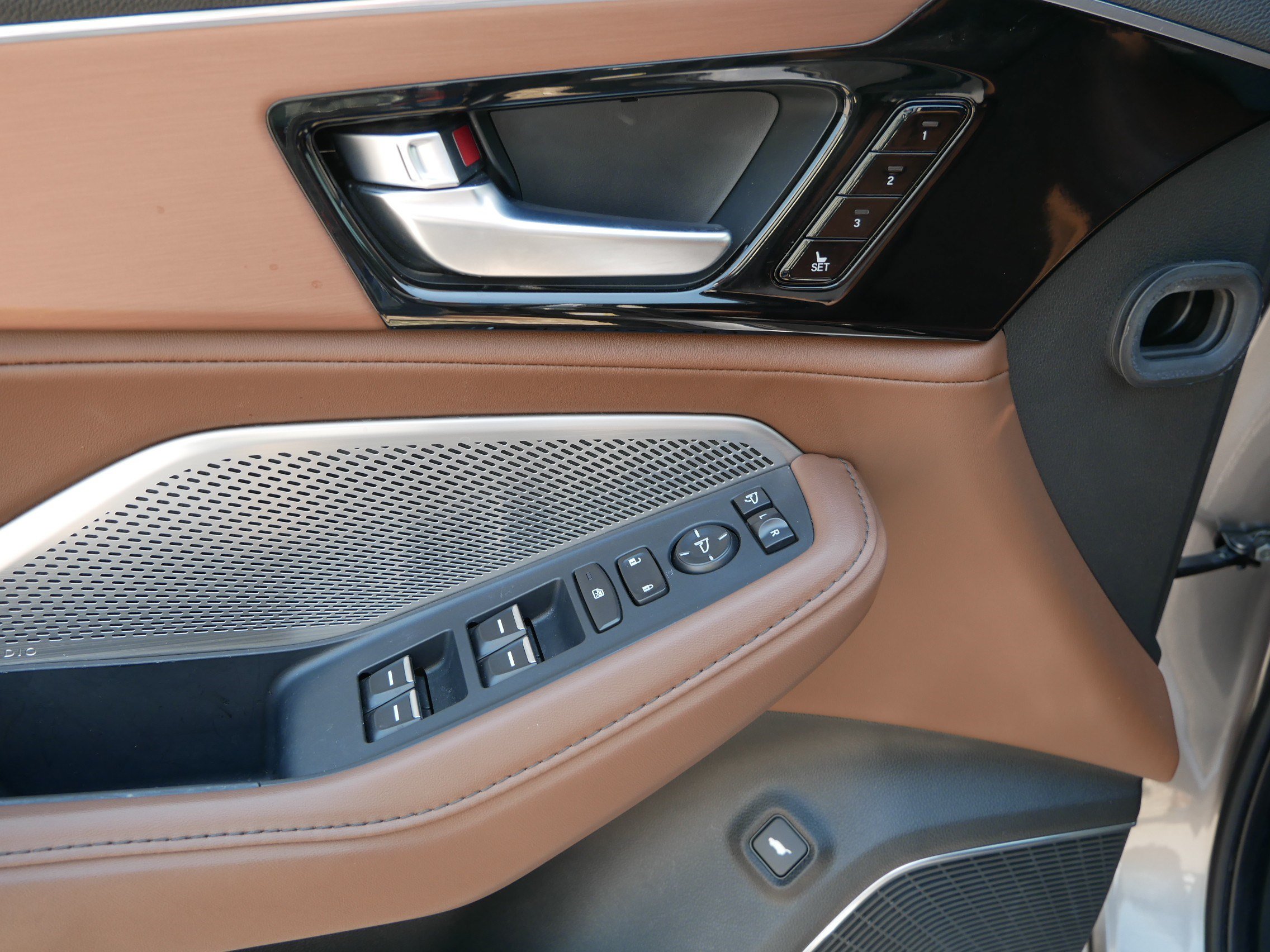 Used 2024 Acura MDX SH-AWD w/ Technology Package image 19