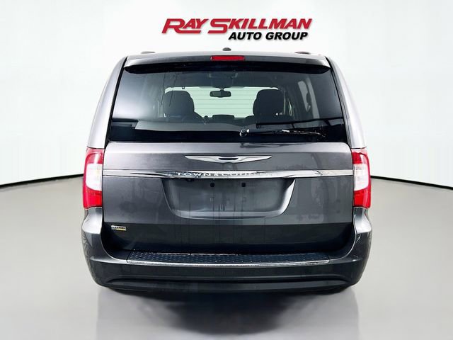 Used 2016 Chrysler Town & Country Touring FWD image 6