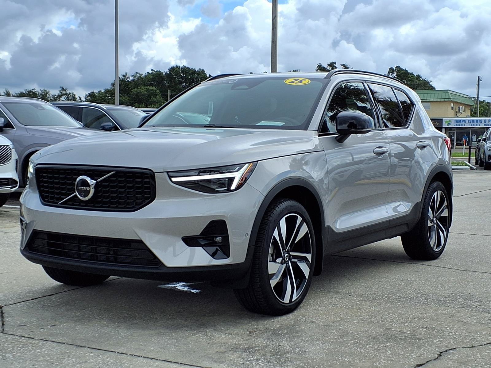 Certified 2025 Volvo XC40 B5 Ultra AWD/4WD image 3
