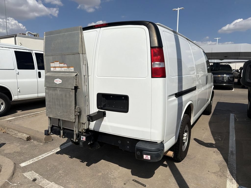 Used 2021 Chevrolet Express 3500 w/ Driver Convenience Package RWD image 3