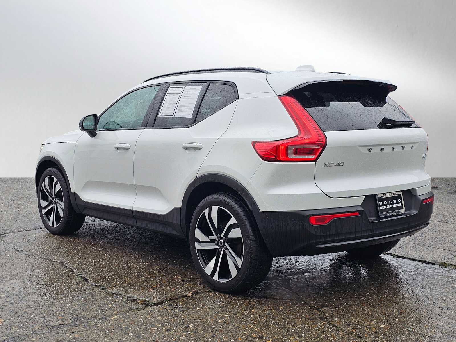 Certified 2024 Volvo XC40 B5 Ultimate w/ Protection Package Premier image 5