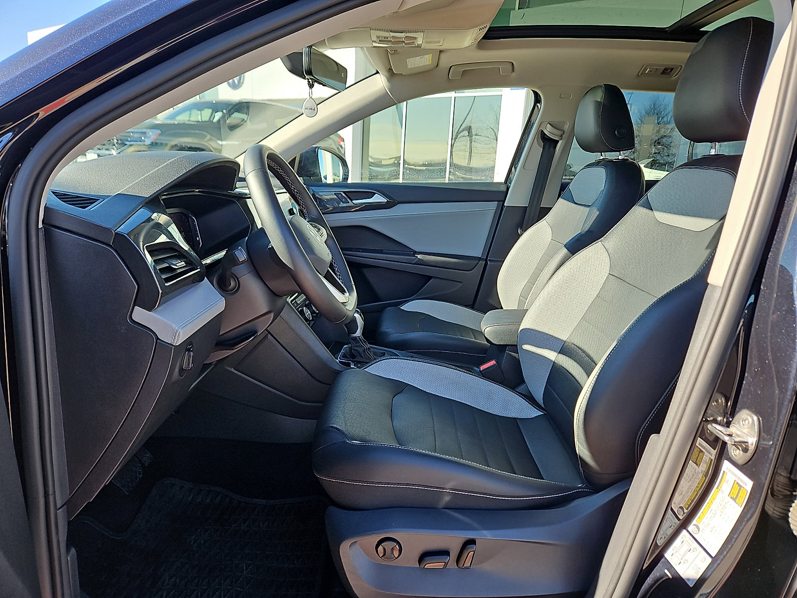 Certified 2022 Volkswagen Taos SEL w/ Panoramic Sunroof Package image 9