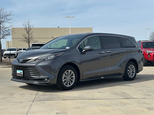 Used 2025 Toyota Sienna XLE image 8