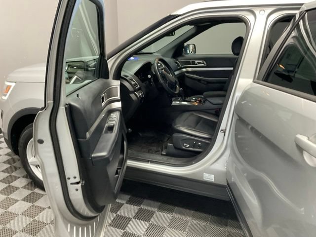 Used 2017 Ford Explorer XLT w/ Equipment Group 202A AWD/4WD image 13