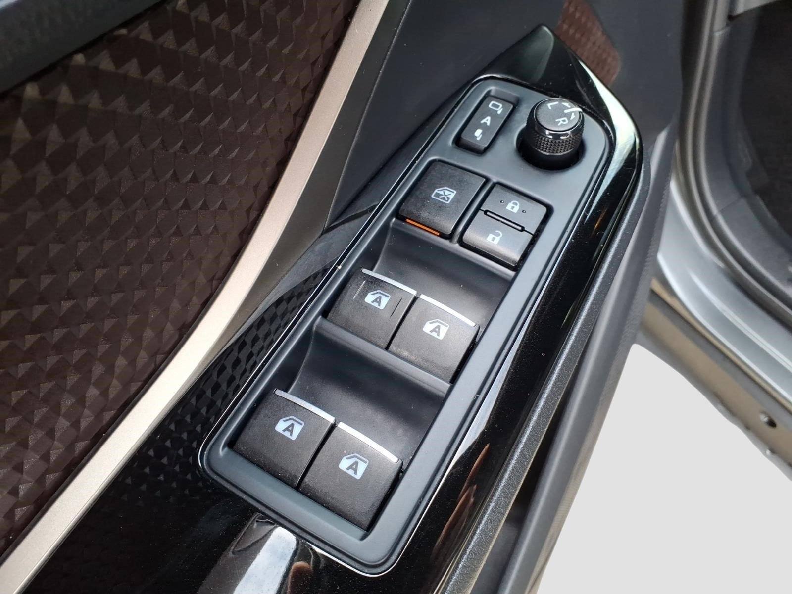 Used 2019 Toyota C-HR Limited FWD image 17