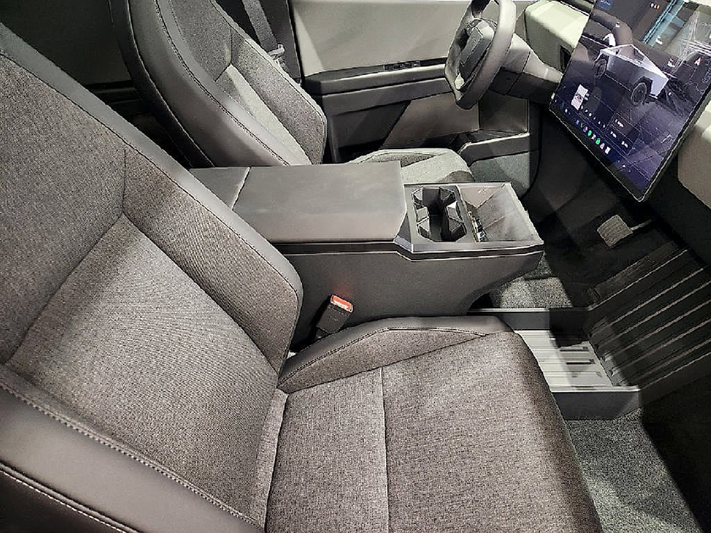 Used 2026 Tesla Cybertruck AWD Crew Cab image 15