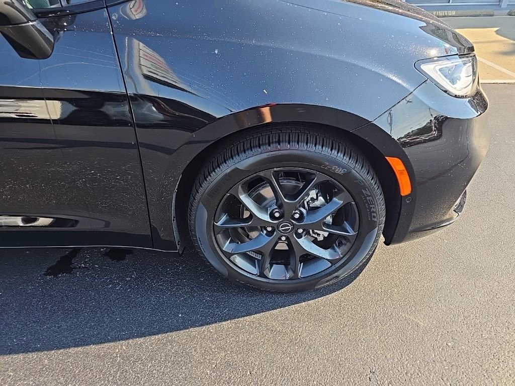 New 2026 Chrysler Pacifica Limited w/ S Appearance Package image 11