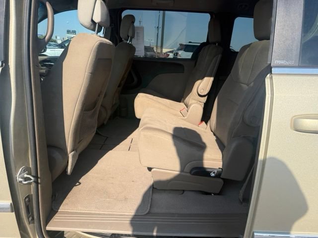 Used 2011 Chrysler Town & Country Touring w/ Entertainment Group #1 FWD image 16