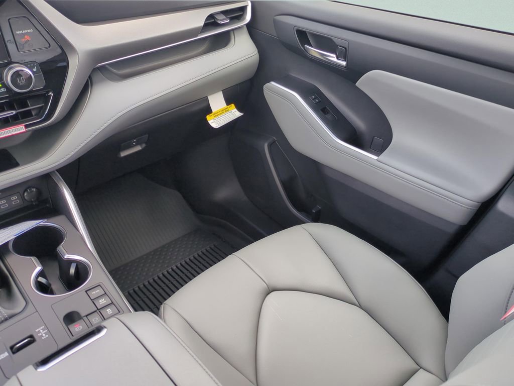 New 2026 Toyota Highlander XLE image 16