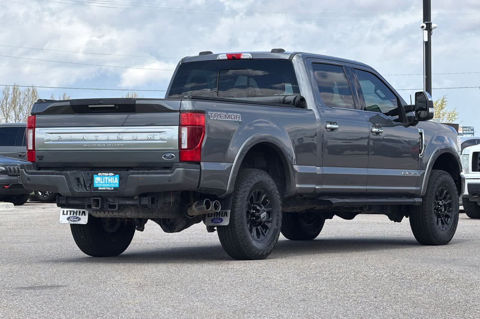 Certified 2022 Ford F350 Platinum w/ Tremor Off-Road Package AWD/4WD image 2