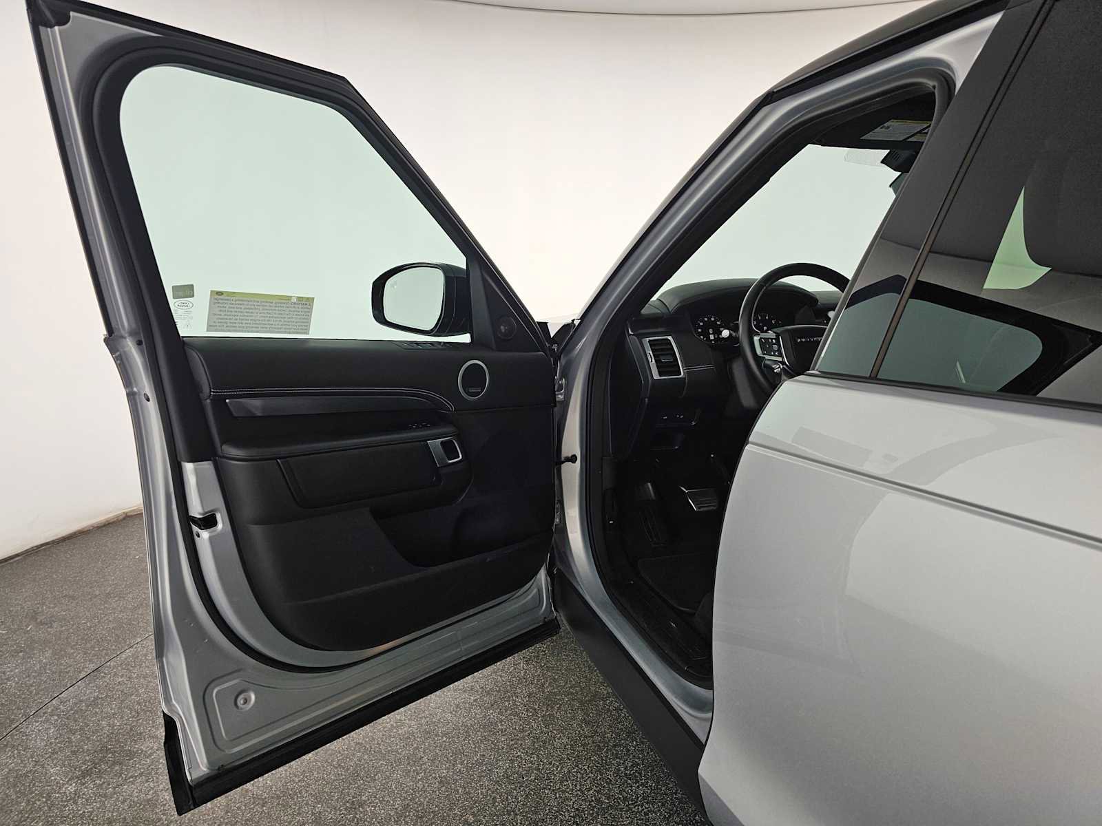 Used 2024 Land Rover Discovery Metropolitan Edition image 21