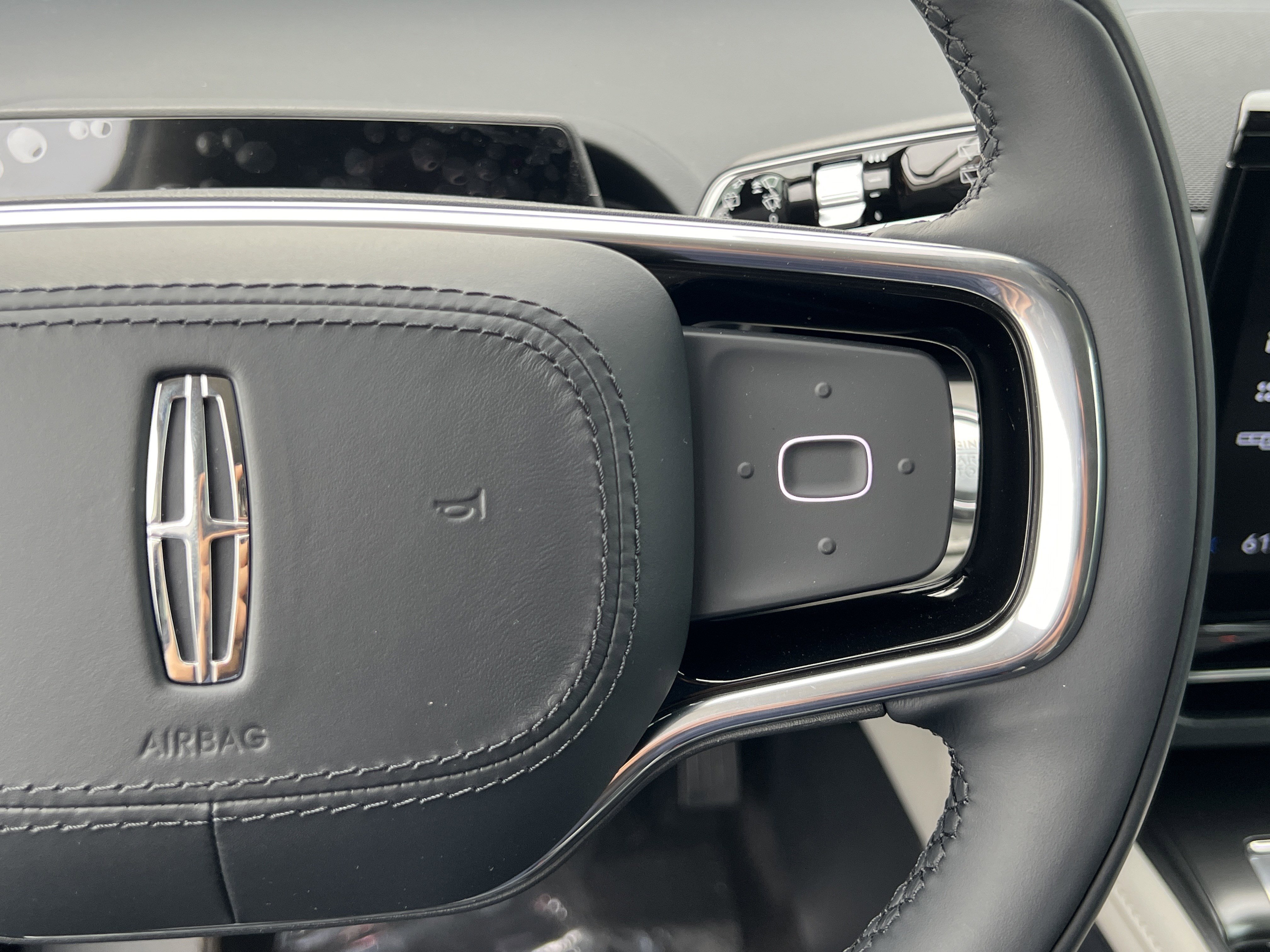 New 2025 Lincoln Nautilus Premier image 19