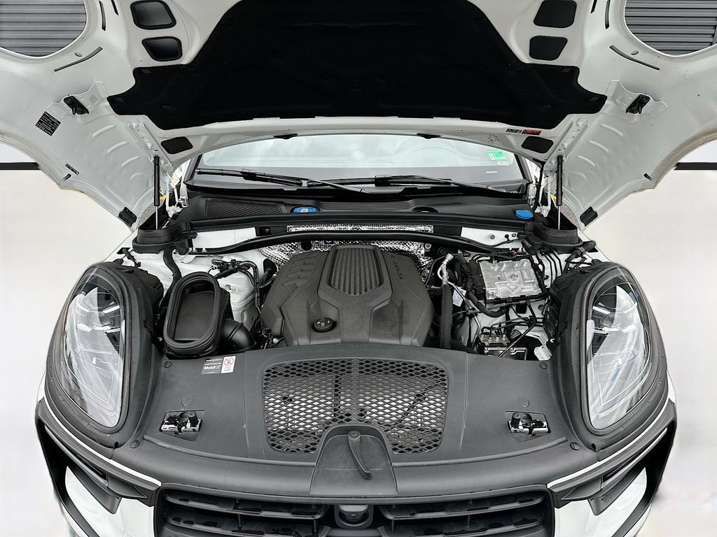 Certified 2026 Porsche Macan AWD/4WD image 32