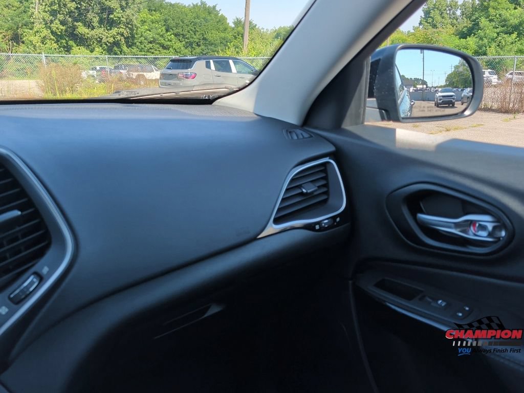 Used 2023 Jeep Cherokee Altitude Lux AWD/4WD image 32