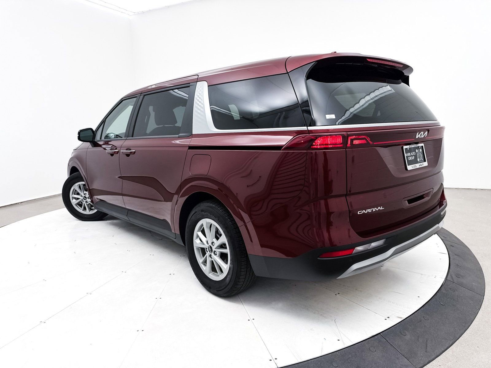 Used 2024 Kia Carnival LX image 2