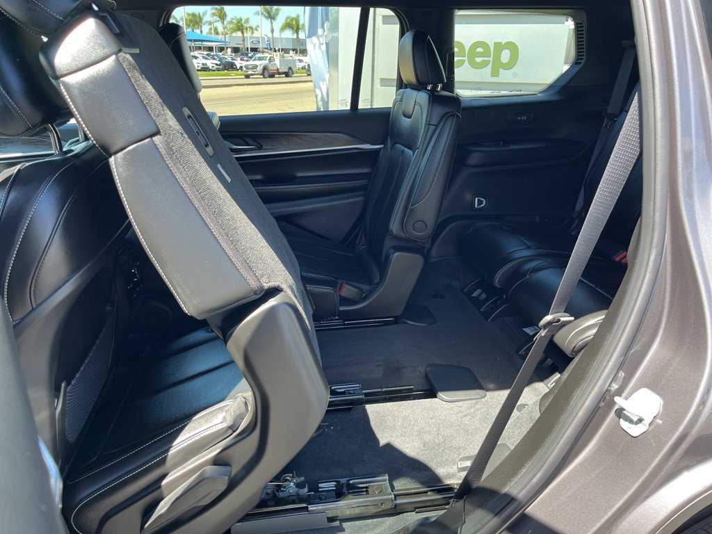 New 2025 Jeep Grand Cherokee L Limited w/ Black Appearance Package image 19