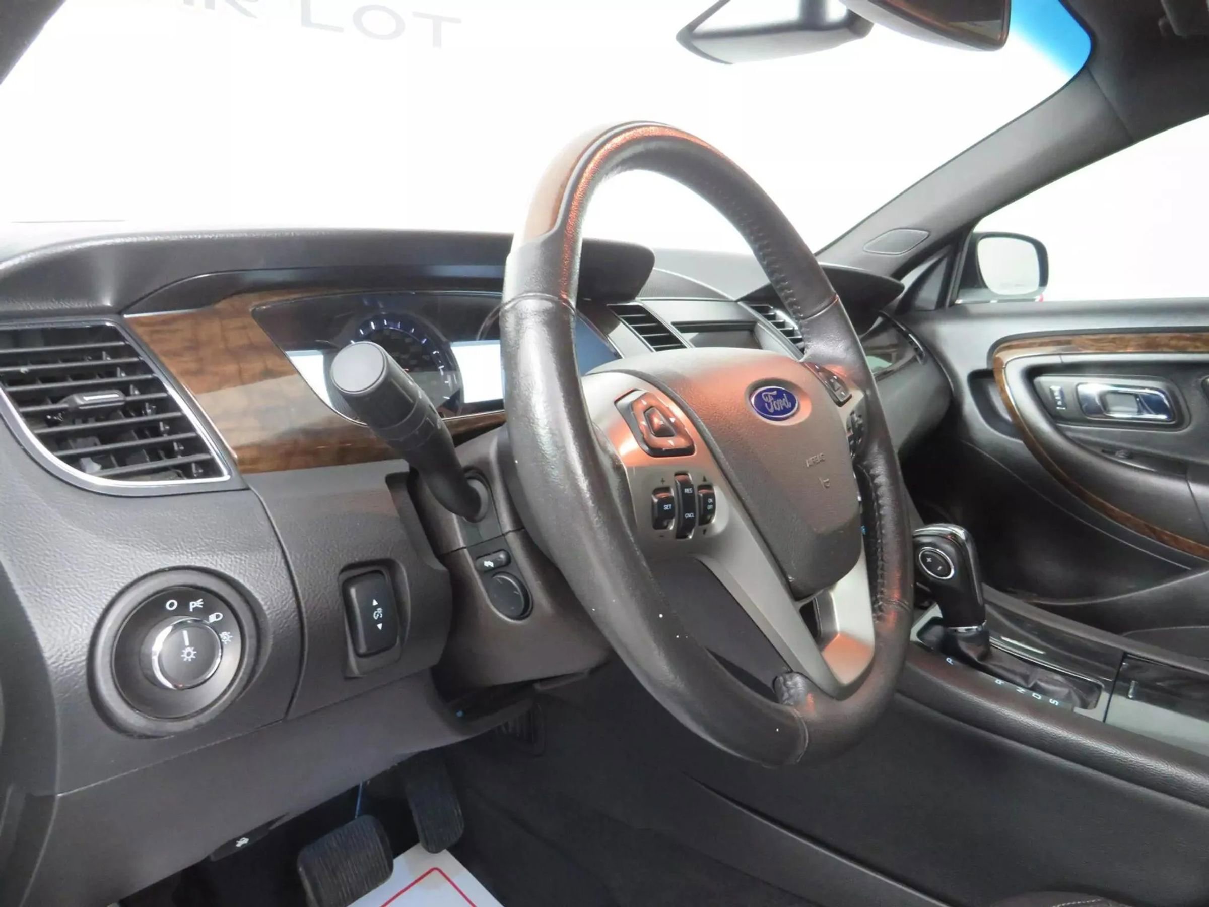 Used 2018 Ford Taurus Limited image 10