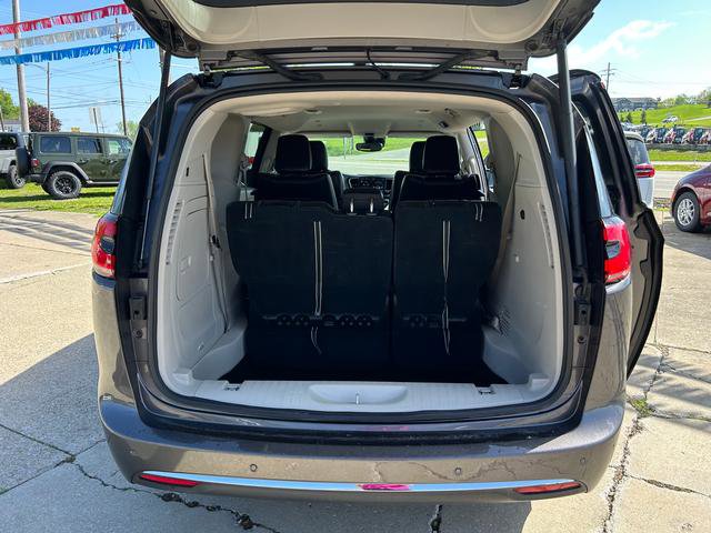 Certified 2023 Chrysler Pacifica Touring-L image 19