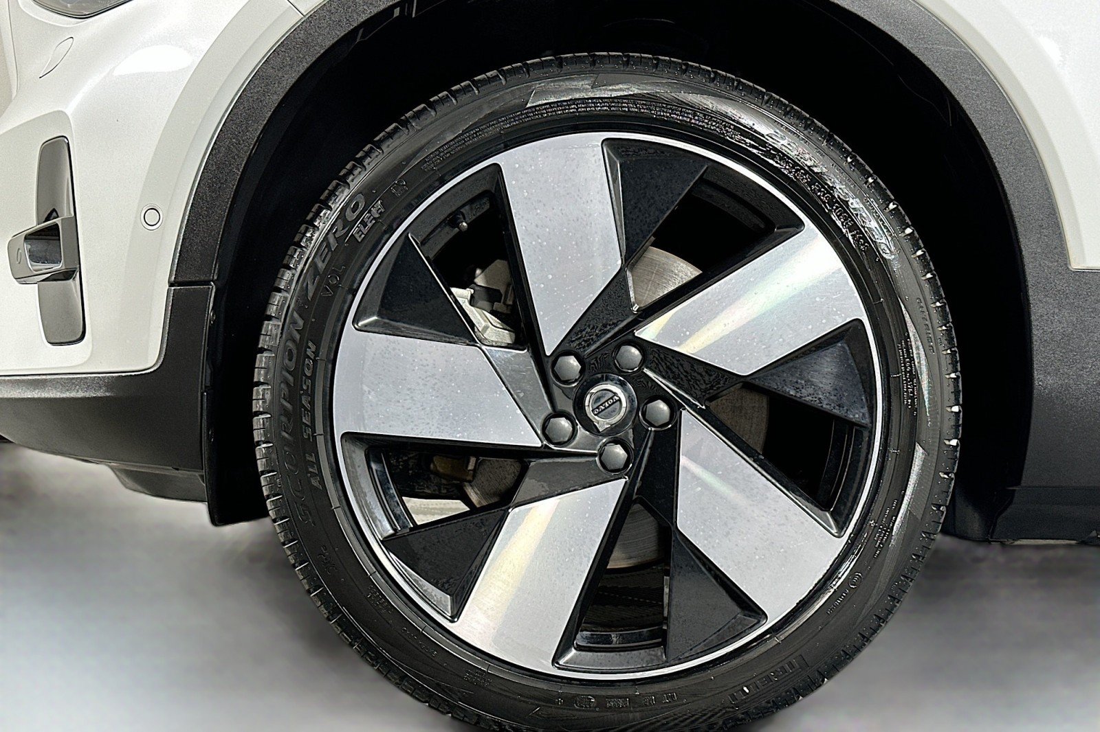 Used 2023 Volvo XC40 Recharge Ultimate w/ Protection Package Premier AWD/4WD image 11
