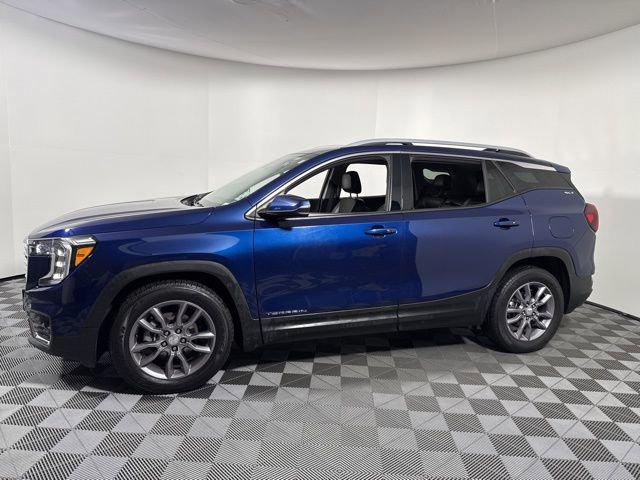 Used 2023 GMC Terrain SLT image 3