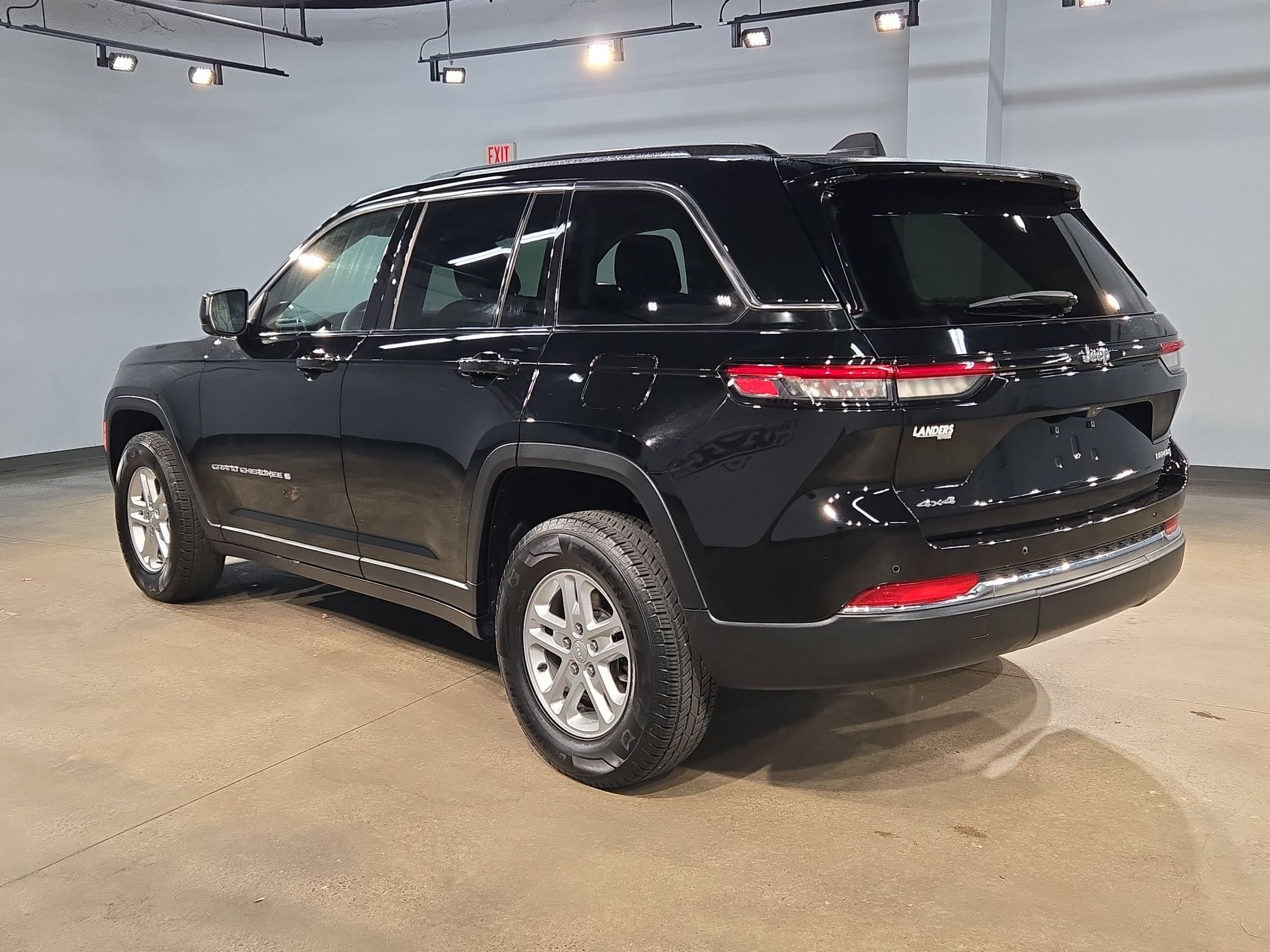 Used 2023 Jeep Grand Cherokee Laredo AWD/4WD image 5